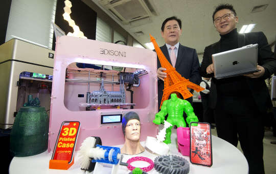 최경환 경제부총리 겸 기획재정부 장관(왼쪽)이 7일 서울 구로 디지털밸리 3D프린터 제조 중소기업 로킷을 방문해 유석환 로킷 대표와 국내 최초로 와이파이를 이용해 작동 가능한 3D프린터를 살펴보고 있다. 최 부총리는 이 자리에서 사물인터넷을 활용한 스마트 실증단지를 조성하는 등 R&D 투자를 늘려가겠다고 밝혔다.  사진=유동일기자 eddieyou@